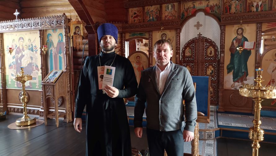 Встреча сотрудника отдела общественной безопасности с иереем храма Покрова Божией Матери в поселке Мортка, священником Владимиром Ханжиным