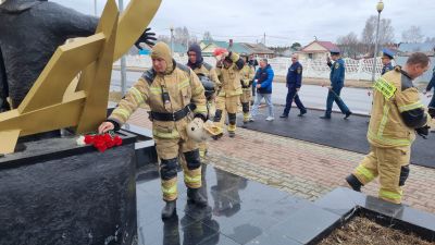 церемония возложения цветов к мемориалу