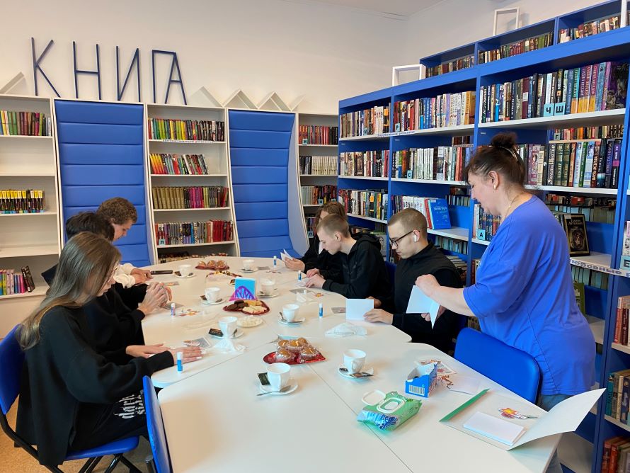 Ребятам проводят мастер-класс по изготовлению открытки «С Днем Победы!»