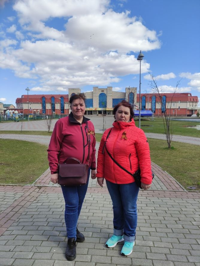 Вручение прохожим символа воинской доблести, памяти и уважения к ветеранам