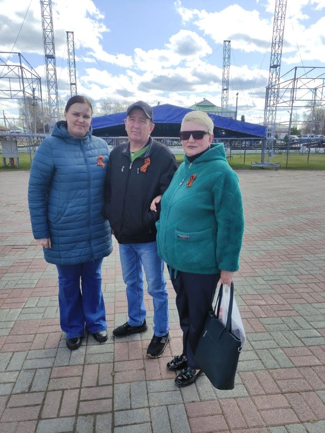 Вручение прохожим символа воинской доблести, памяти и уважения к ветеранам
