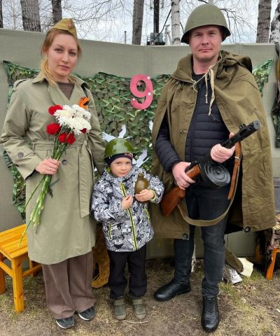 папа с автоматом, мама с гвоздиками и сын в каске