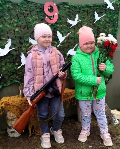 две девочки с оружием и гвоздиками