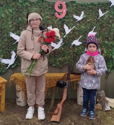 девочка с букетом гвоздик и девочка с фляжкой