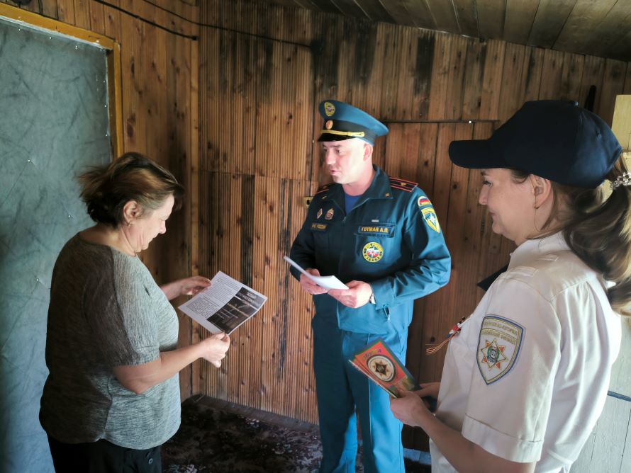 сотрудники патрульно-контрольной группы вручают памятку по пожарной безопасности