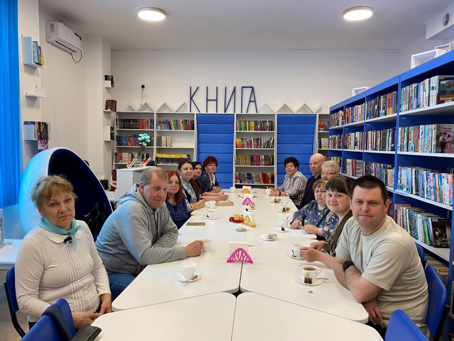 Гости мероприятия за столом