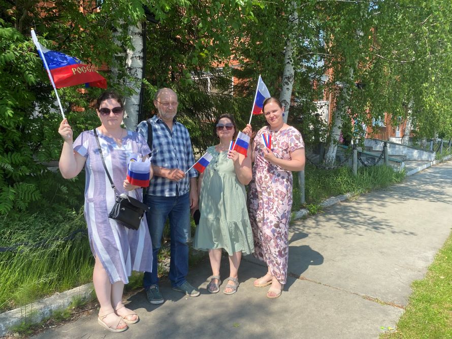 фото организаторов акции "Горжусь моей Россией" с прохожим