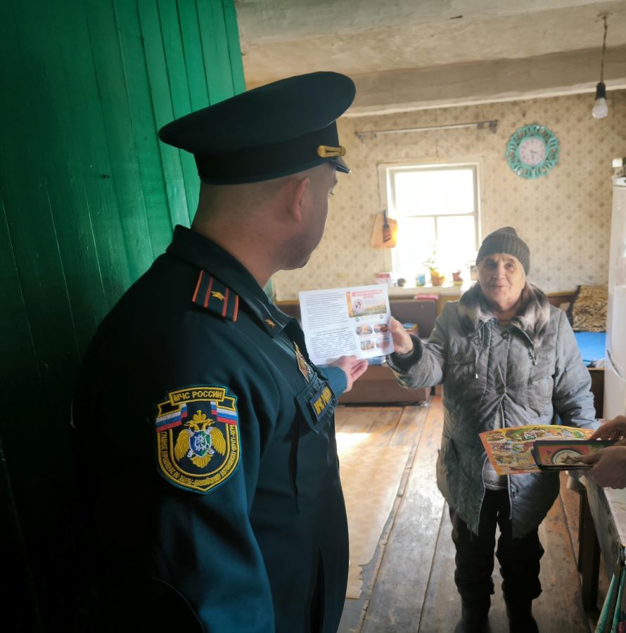 сотрудники ПО вручают памятки населению