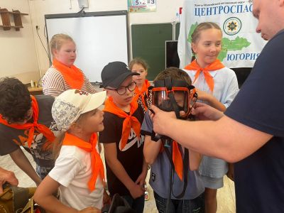 дети примеряют средство защиты органов дыхания