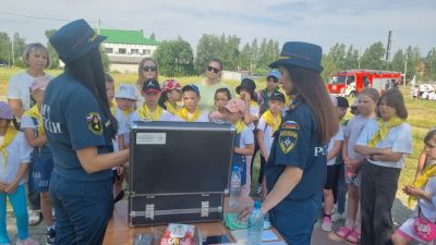 сотрудники пожарного надзора знакомят детей с пожарно-криминаллистической лабораторией _Антрацит