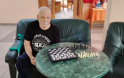 участник готовится к началу шахматной партии