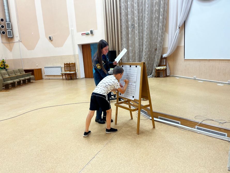 Дети разгадывают кроссворд