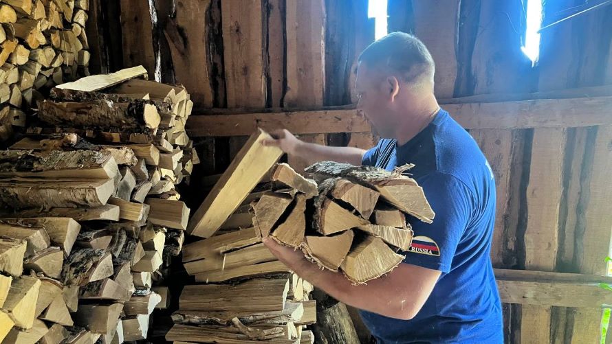 сотрудники ОНДиПР оказывают помощь бабушке