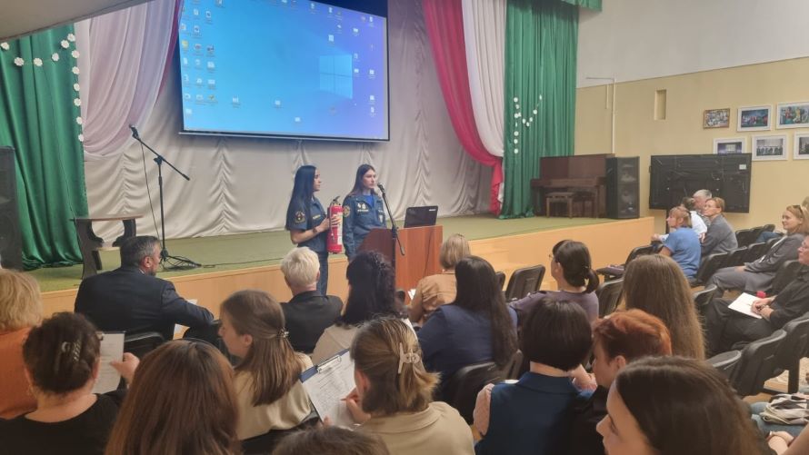 Специалисты МЧС России к началу нового учебного года обеспечивают пожарную безопасность образовательных учреждений