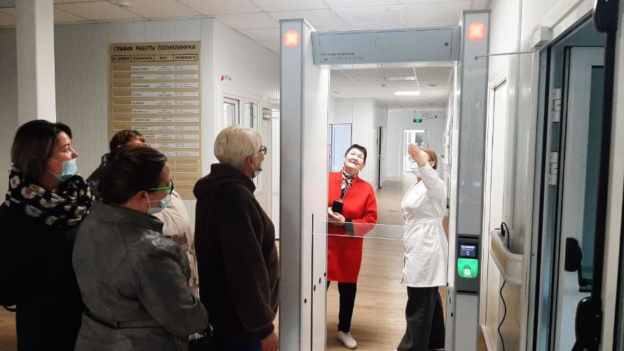 Участникам десанта представлен стационарный арочный металлодетектор, а также автоматический обнаружитель биоаэрозолей