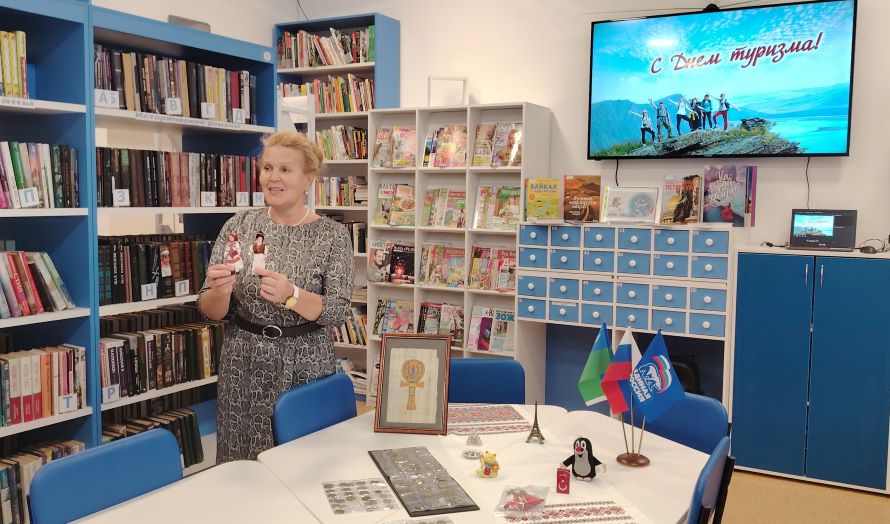 Елена Альбертовна Старцева проводит экскурсию по выставке сувенирной продукции из разных стран, сопроводив ее увлекательным рассказом о каждом экспонате.