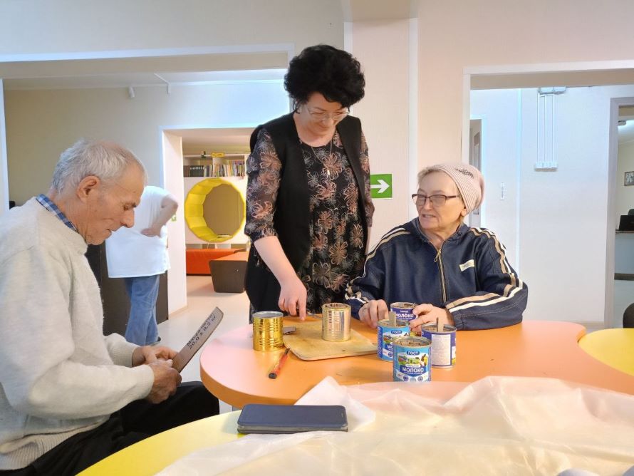 Заведующий Леушинской модельной библиотекой им. Н.В. Лангенбах-Ирина Залетаева с участниками мастер-класса