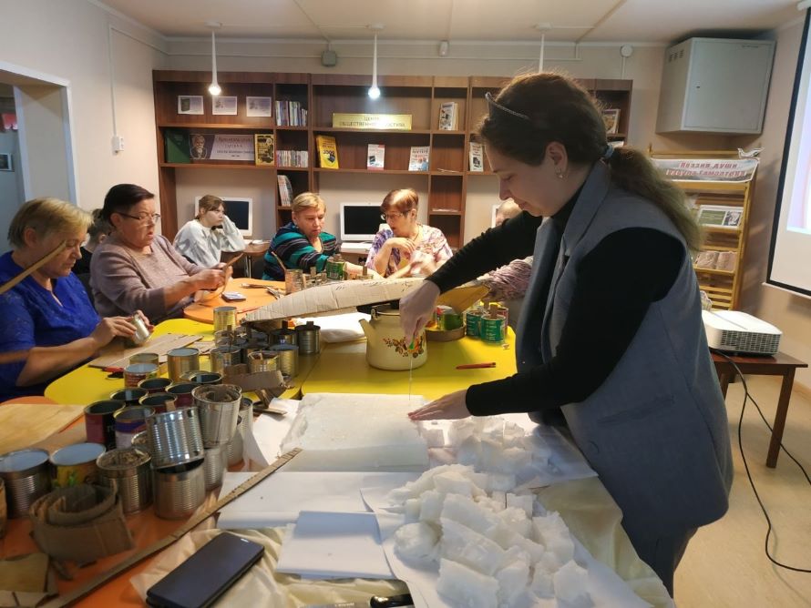 Специалист МАУ РЦМИ «Ориентир» Зинаида Южакова с участниками мастер-класса