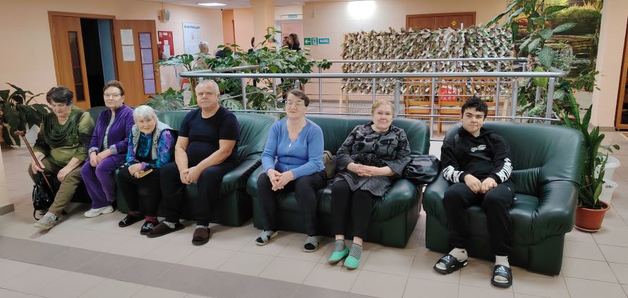 Гости мероприятия готовятся к викторине