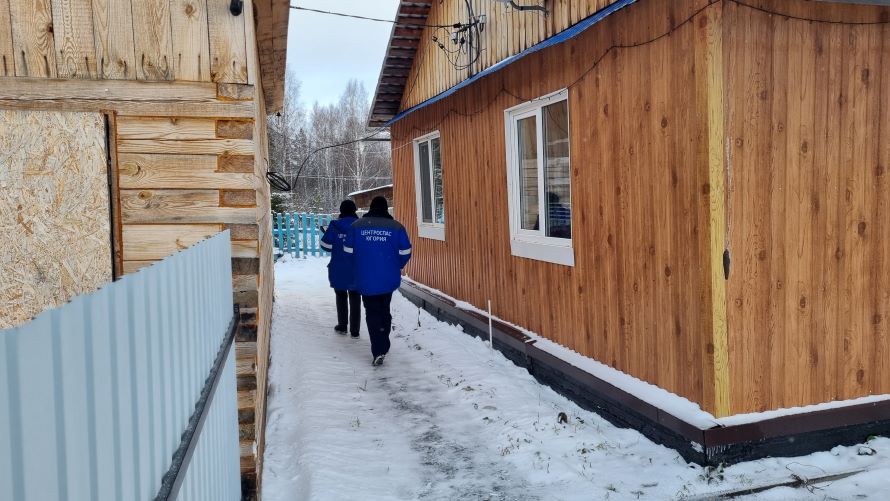 сотрудники во дворе частного дома