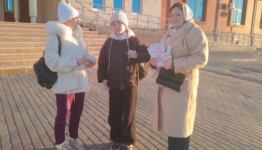 Жители и гости пгт. Междуреченского получают тематический буклет «Азбука твоих прав»