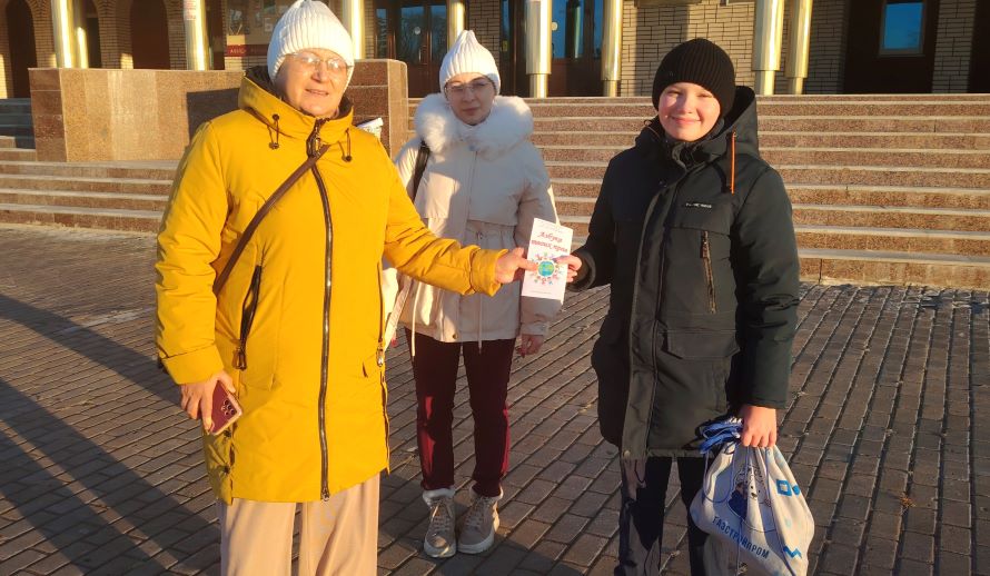 Жители и гости пгт. Междуреченского получают тематический буклет «Азбука твоих прав»