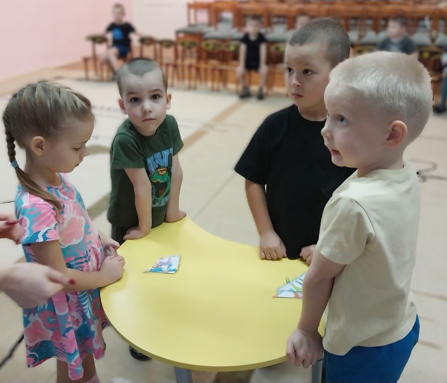 Дети проходят задание «Право на жизнь и семью»