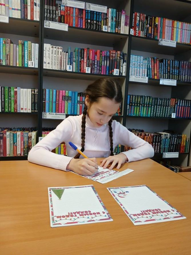 девочка пишет письмо солдату