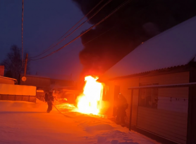 пожарный у горящего строения