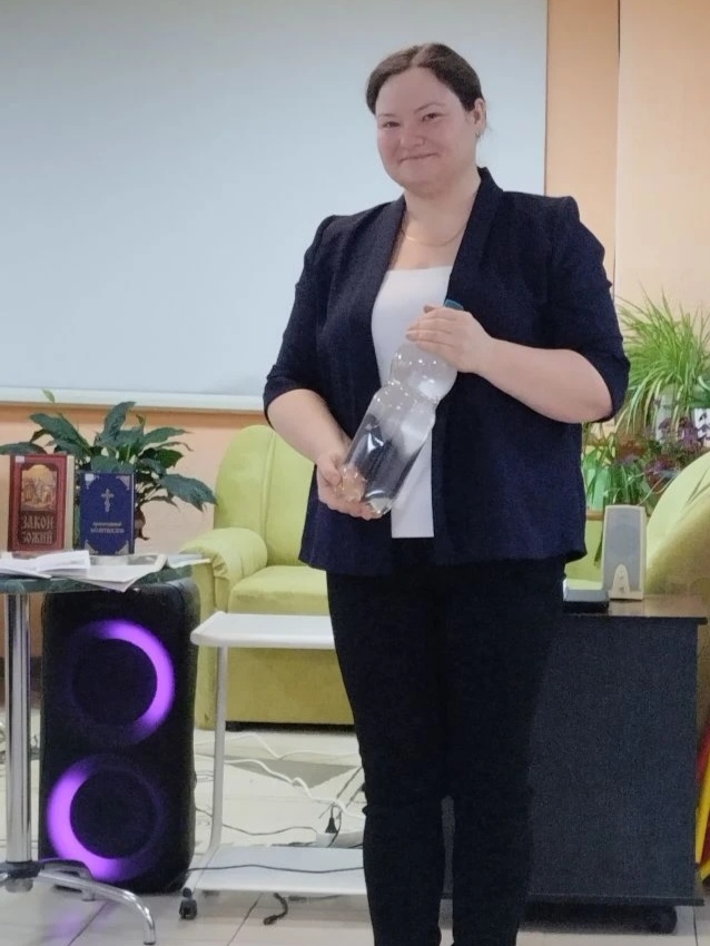 Светлана Новикова вручает святую воду гостям