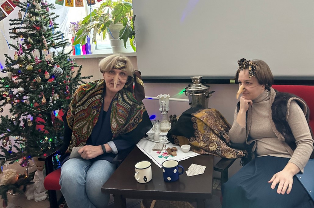 Две Бабы Яги сидят за столом, задумавшись - ведущие мероприятия