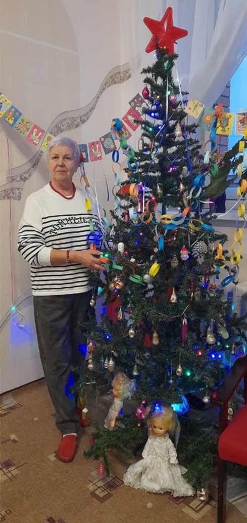 Назарова Татьяна, одна из ведущих мероприятия у новогодней елочки