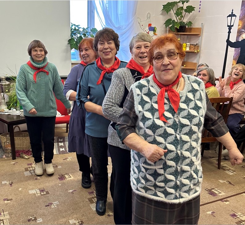Гости мероприятия весело маршируют в пионерских галстуках