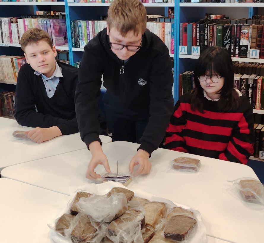 Ребята едят "блокадный хлеб"