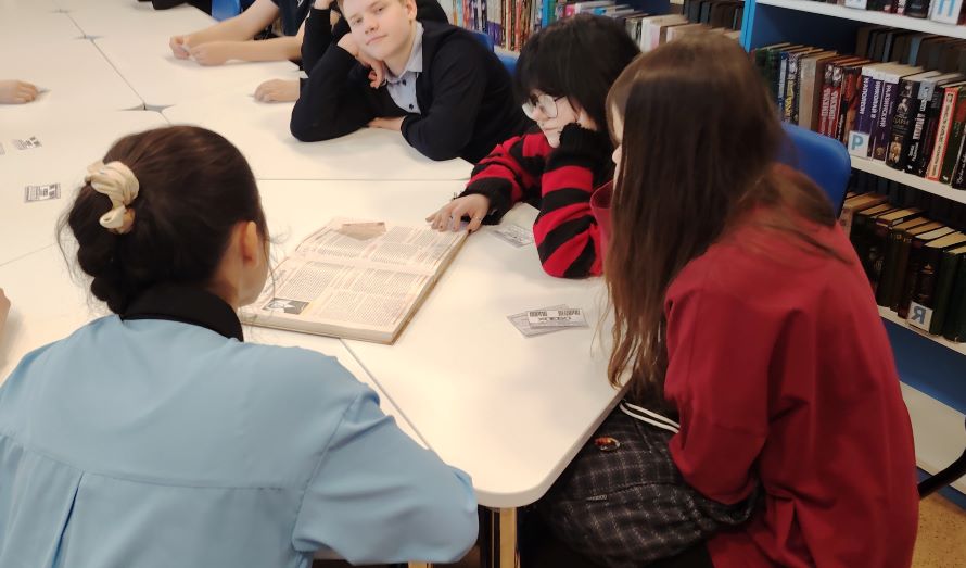 Ребята читают о детских домах в Кондинском районе