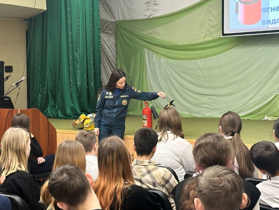 специалисты проводят инструктаж по пожарной безопасности