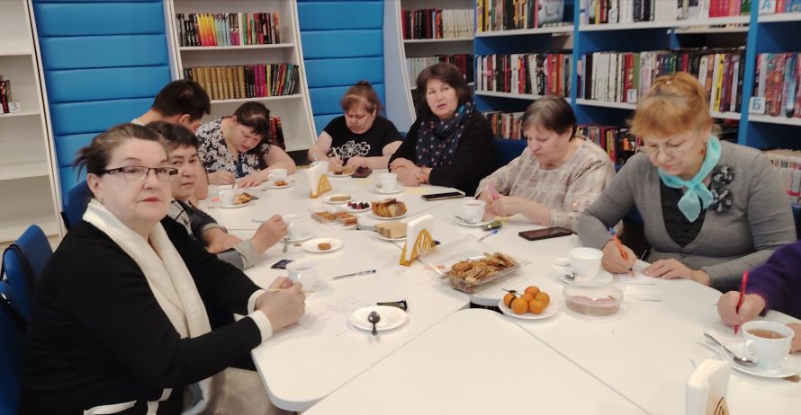 Гости мероприятия отвечают на вопросы квиза