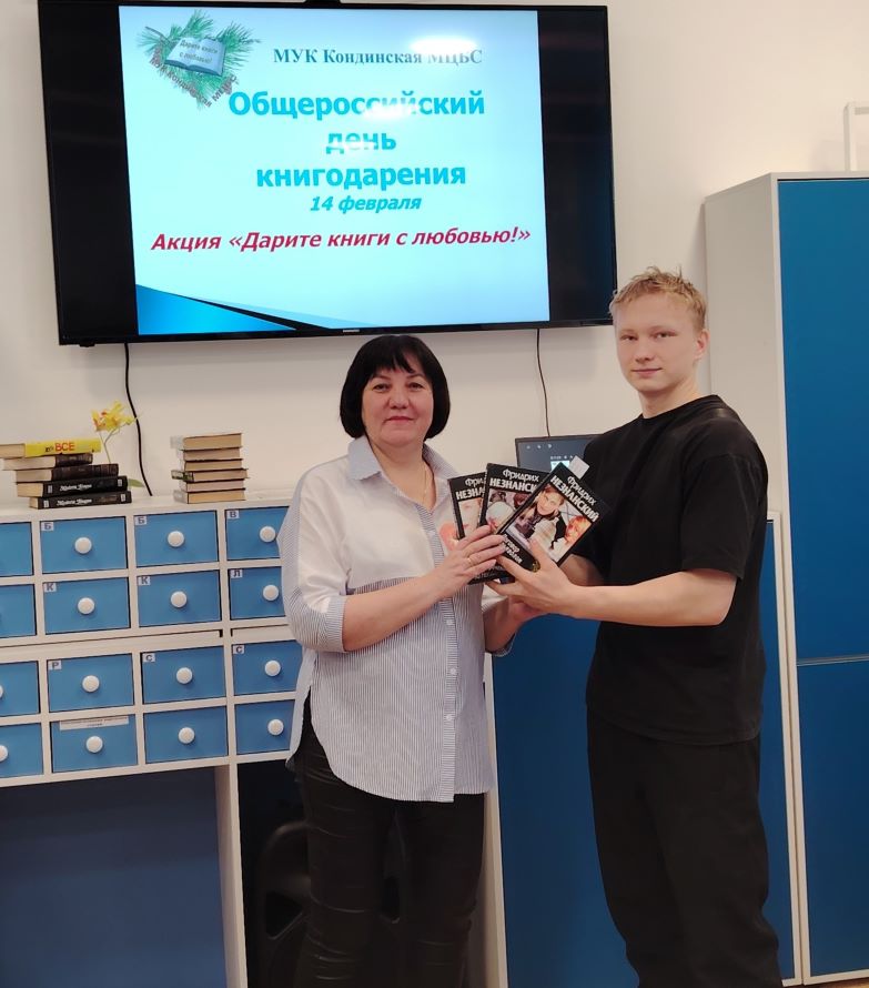 Студент агропромышленного колледжа и заведующая отделом комплектования Ольга Мойсюк