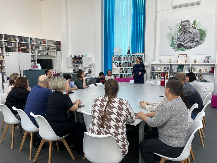 сотрудник отдела надзорной деятельности проводит инструктаж