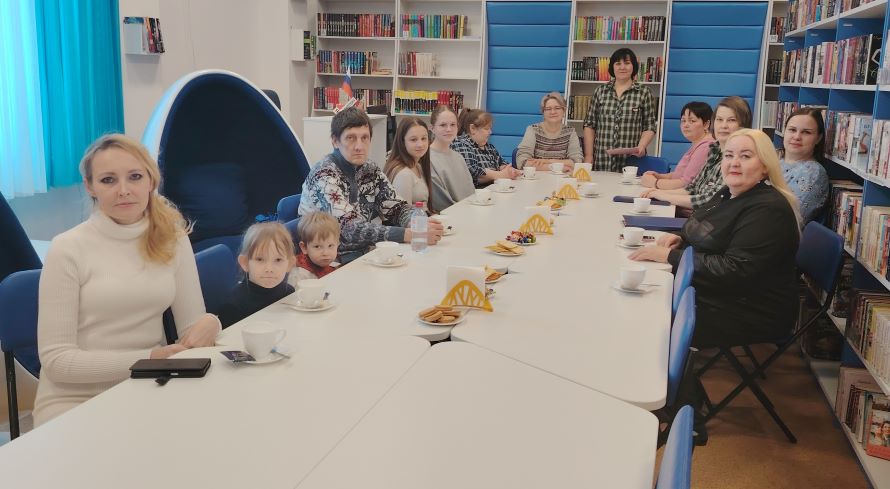 Екатерина Чебаева за столом с гостями