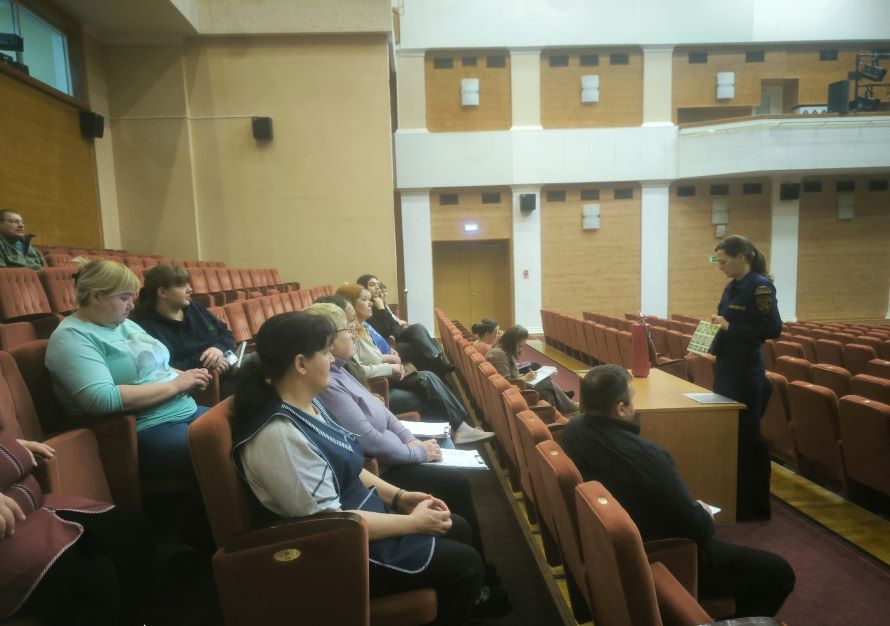 сотрудник пожарной охраны знакомит слушателей со знаками эвакуации