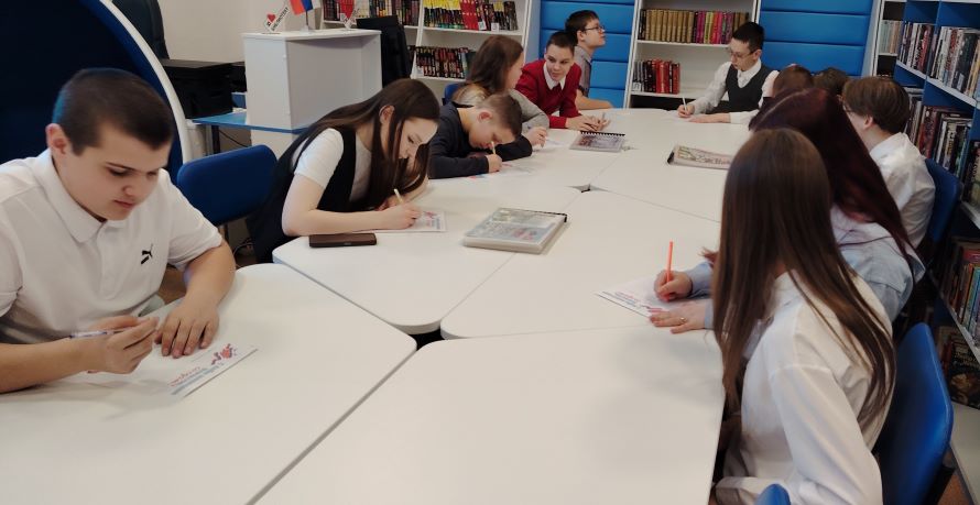 Ребята пишут письмо солдату