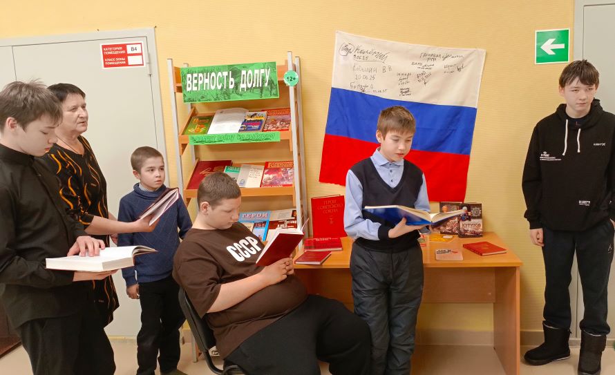 Библиотекарь Сургутскова О.Ю. проводит обзор выставки