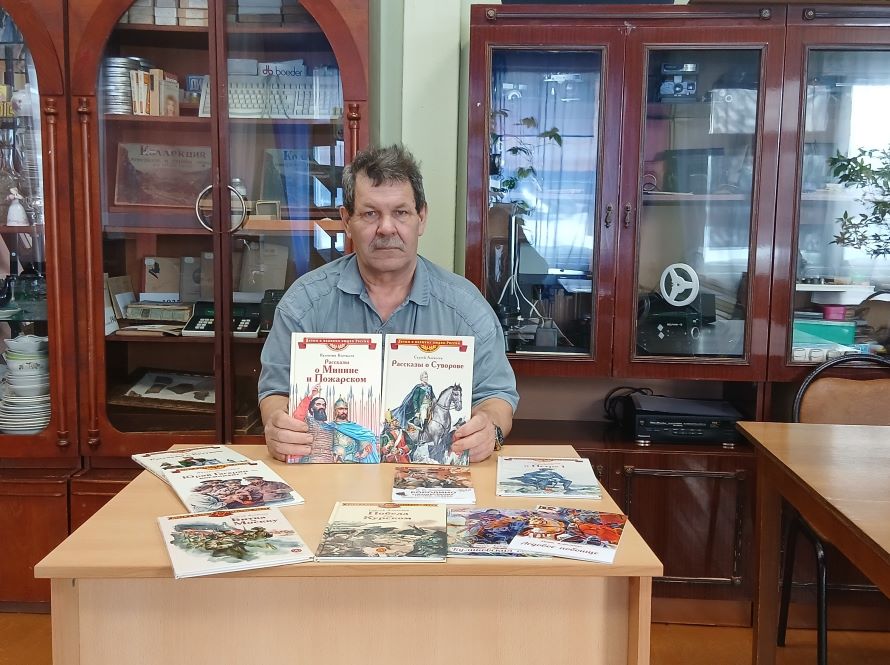 Даритель Козлов С.В. ежегодно дарит книги Луговской библиотеке