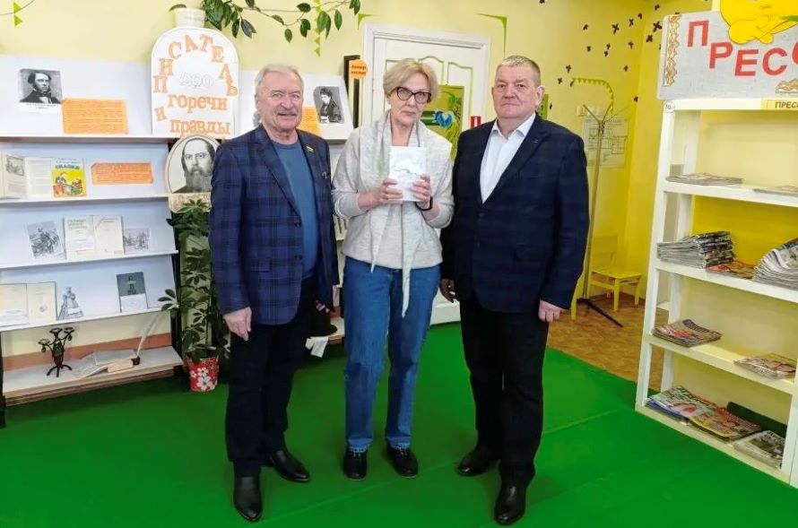 Депутат Тюменской областной Думы В. Нефедьев дарит книгу Морткинской библиотеке