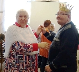 На фото женщина и мужчина с короной на голове