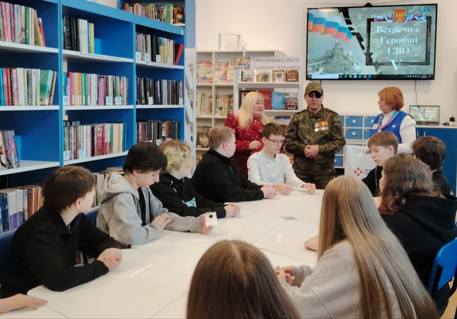 Булякаев Ринат Рифкатович рассказывает восьмиклассникам о своем жизненном пути и отвечает на их вопросы