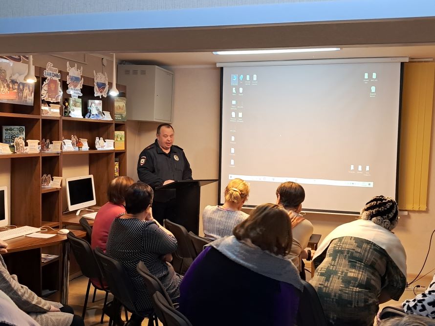 участковый&nbsp;уполномоченный сельского поселения Леуши&nbsp; Ленкин Александр Юрьевич и жители села