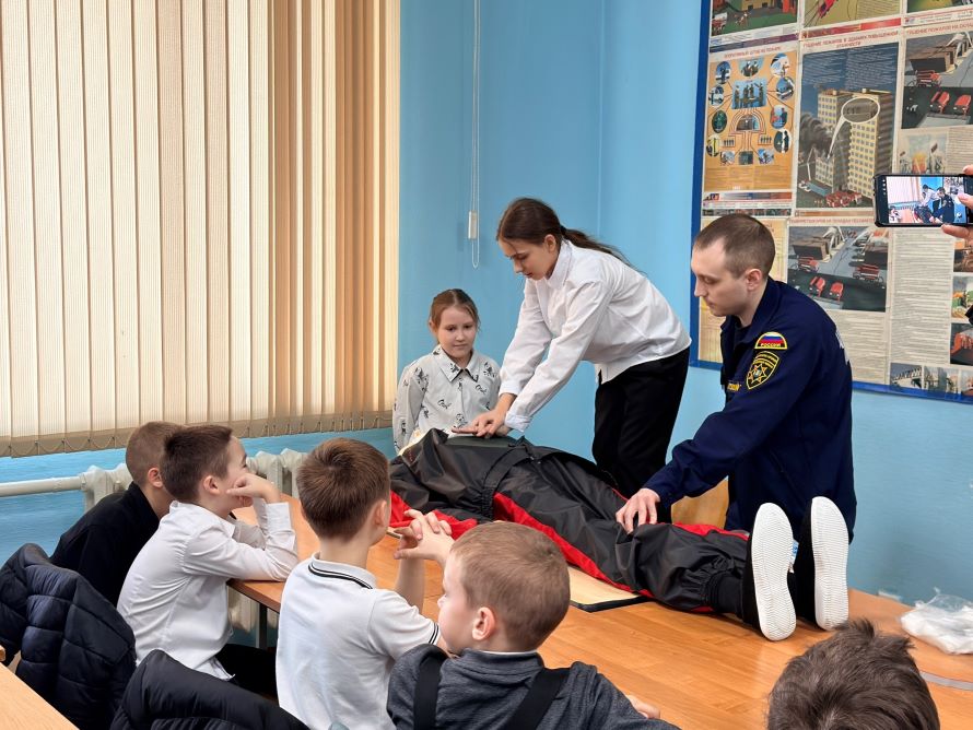 Дети пытаются самостоятельно выполнить непрямой массаж сердца