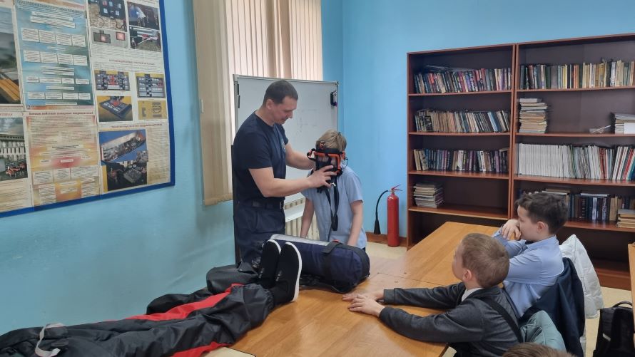 ребенок пробует включиться в дыхательный аппарат